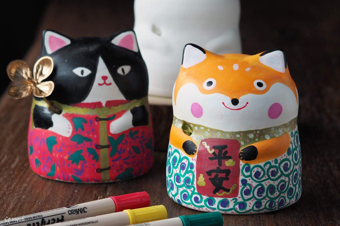 Esperienza artigianale di ceramica creativa per la prosperità: Gatto dorato e Taiwanese God of Wealth dipinti a mano